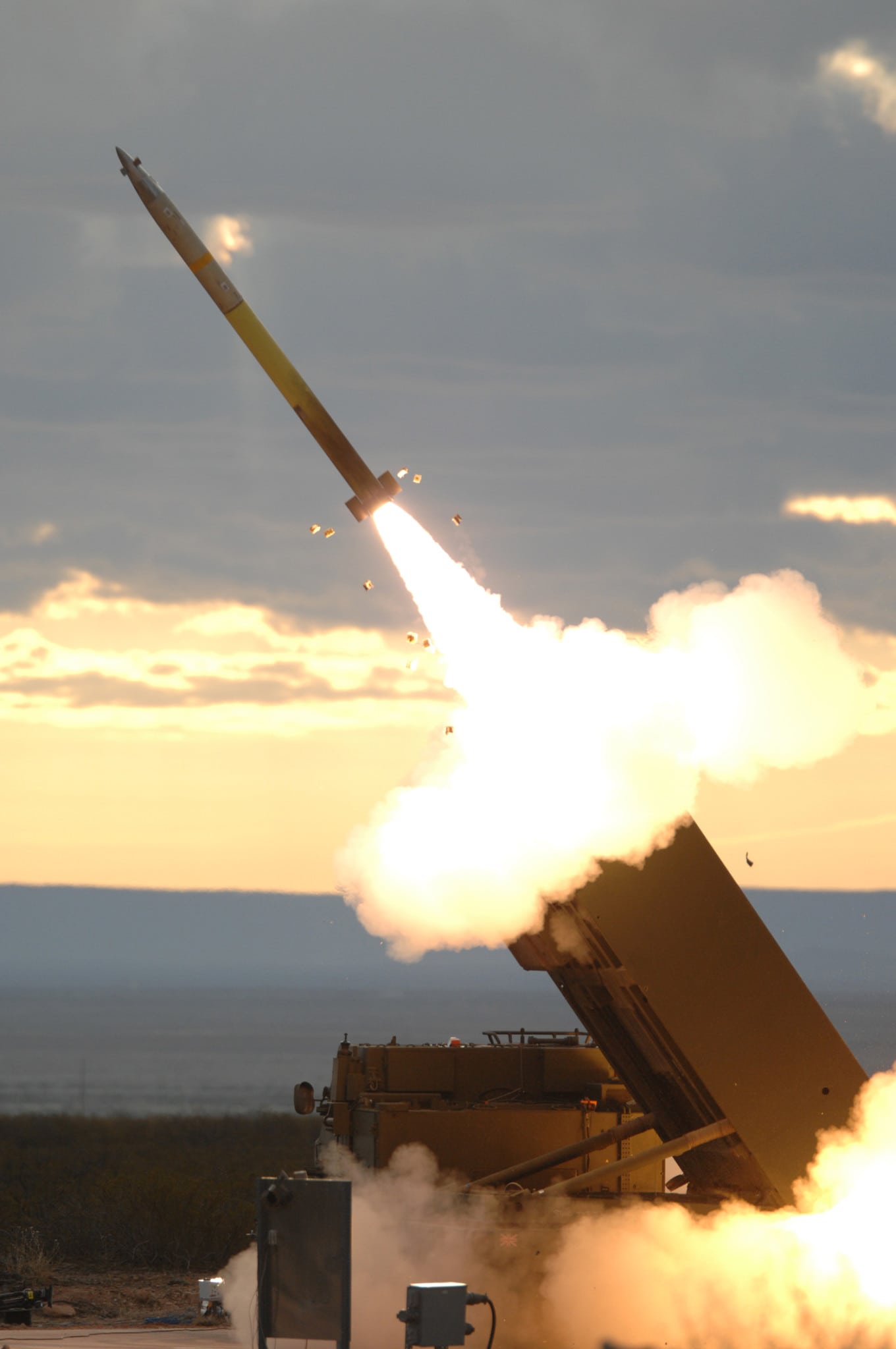 Gmlrs ракета. M31 GMLRS Rocket. HIMARS GMLRS. M30/31 GMLRS. M270a1 MLRS.